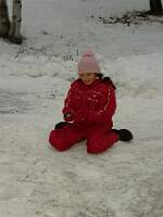 Emma sitter i snon