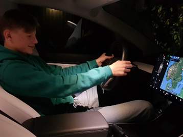 191002 Ossian i Tesla