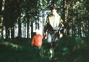 Emma & pappa i skogen